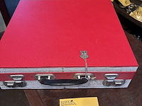 Lot 108 - koffer rood met vinylplaten - afbeelding 1 van  4