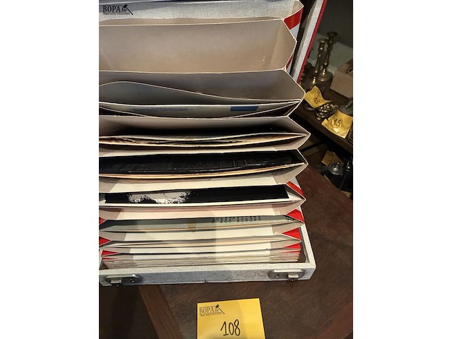 Lot 108 - koffer rood met vinylplaten - afbeelding 2 van  4