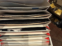 Lot 108 - koffer rood met vinylplaten - afbeelding 2 van  4