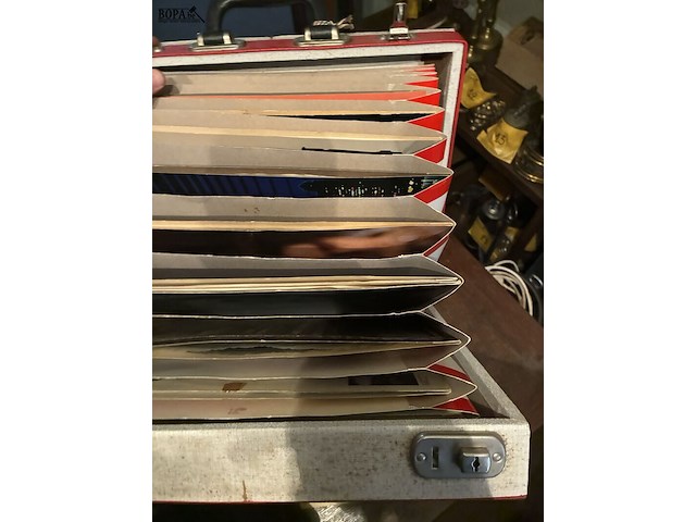 Lot 108 - koffer rood met vinylplaten - afbeelding 3 van  4