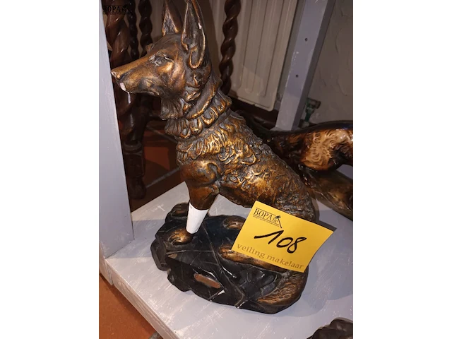 Lot 108 - schouwgarnituur in gips. 3 stuks - afbeelding 2 van  4