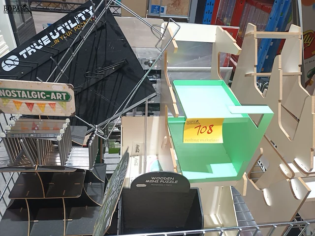 Lot 108 - toonbank displays. inhoud draadmand - afbeelding 1 van  4