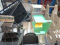 Lot 108 - toonbank displays. inhoud draadmand - afbeelding 1 van  4