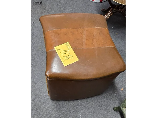 Lot 108 - vintage poef met deksel - afbeelding 1 van  3