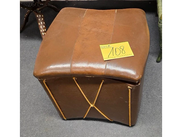 Lot 108 - vintage poef met deksel - afbeelding 2 van  3