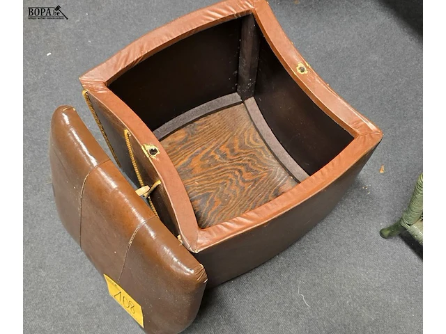 Lot 108 - vintage poef met deksel - afbeelding 3 van  3
