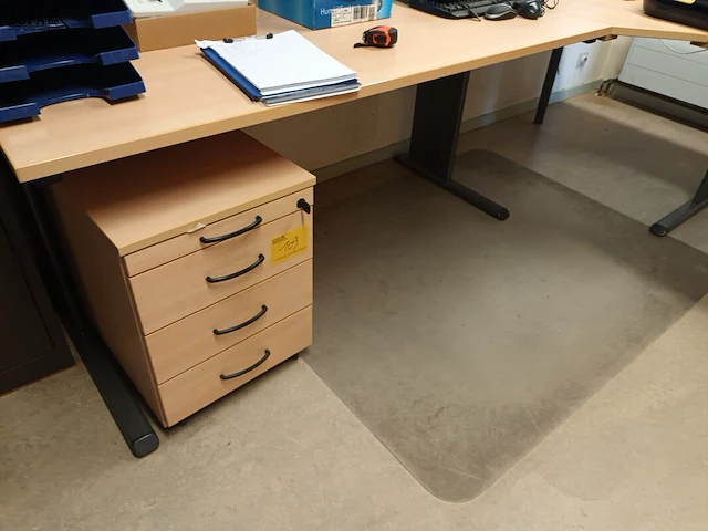Lot 109 - hoekbureau met ladekast - afbeelding 1 van  4