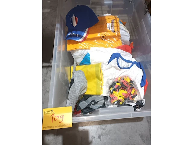 Lot 109 - kledij en merchandising. 1 bak - afbeelding 1 van  5