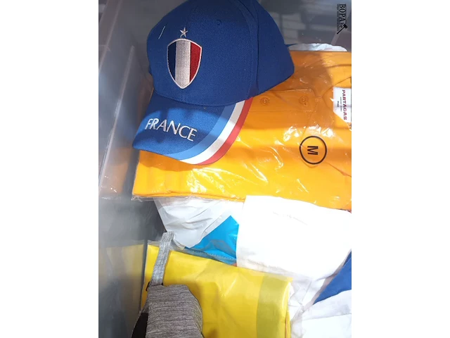 Lot 109 - kledij en merchandising. 1 bak - afbeelding 2 van  5