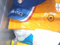 Lot 109 - kledij en merchandising. 1 bak - afbeelding 2 van  5