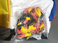 Lot 109 - kledij en merchandising. 1 bak - afbeelding 3 van  5