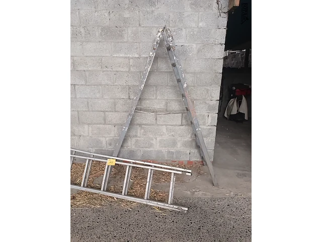 Lot 109 - ladder. 2 stuks - afbeelding 1 van  3