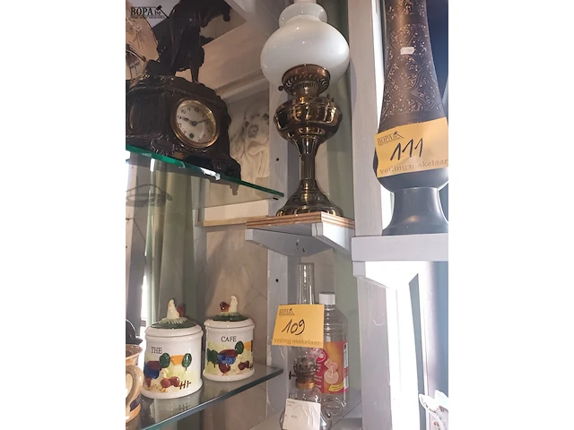 Lot 109 - olielampen en olie - afbeelding 1 van  3