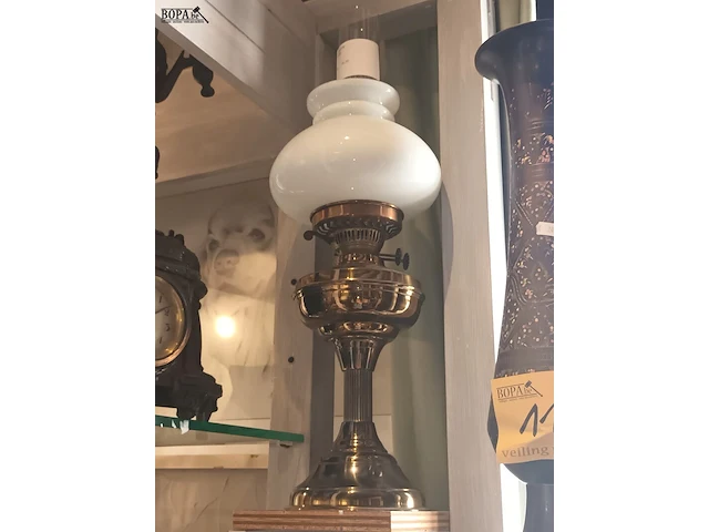 Lot 109 - olielampen en olie - afbeelding 2 van  3