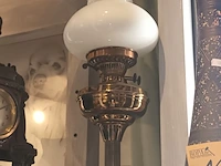 Lot 109 - olielampen en olie - afbeelding 2 van  3