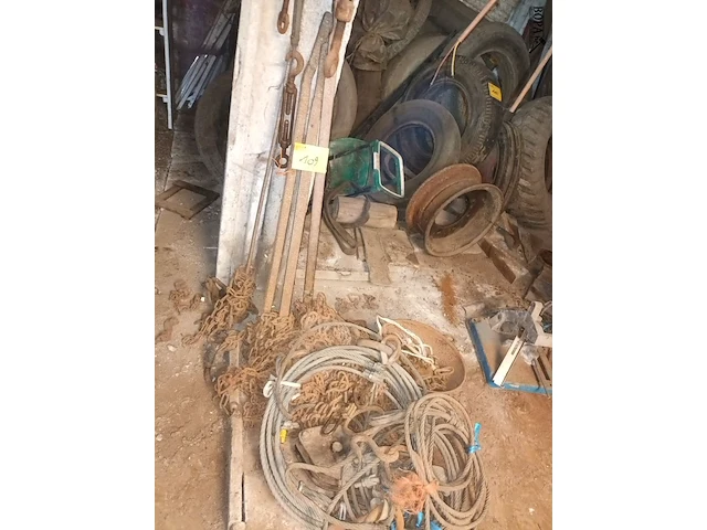 Lot 109 - oude kettingen, katrol en staalkabels - afbeelding 1 van  4