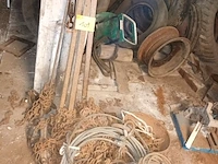 Lot 109 - oude kettingen, katrol en staalkabels - afbeelding 1 van  4