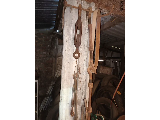 Lot 109 - oude kettingen, katrol en staalkabels - afbeelding 2 van  4