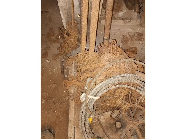 Lot 109 - oude kettingen, katrol en staalkabels - afbeelding 3 van  4