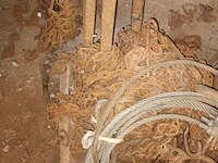 Lot 109 - oude kettingen, katrol en staalkabels - afbeelding 3 van  4