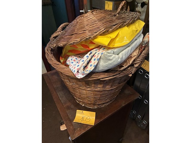 Lot 109 - rieten mand met textiel, breinaalden, naaigerief - afbeelding 1 van  3