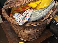 Lot 109 - rieten mand met textiel, breinaalden, naaigerief - afbeelding 1 van  3