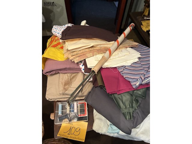 Lot 109 - rieten mand met textiel, breinaalden, naaigerief - afbeelding 2 van  3