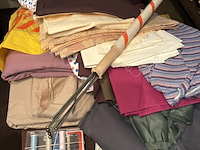 Lot 109 - rieten mand met textiel, breinaalden, naaigerief - afbeelding 2 van  3