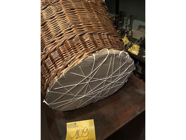 Lot 109 - rieten mand met textiel, breinaalden, naaigerief - afbeelding 3 van  3