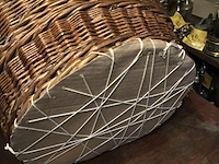 Lot 109 - rieten mand met textiel, breinaalden, naaigerief - afbeelding 3 van  3