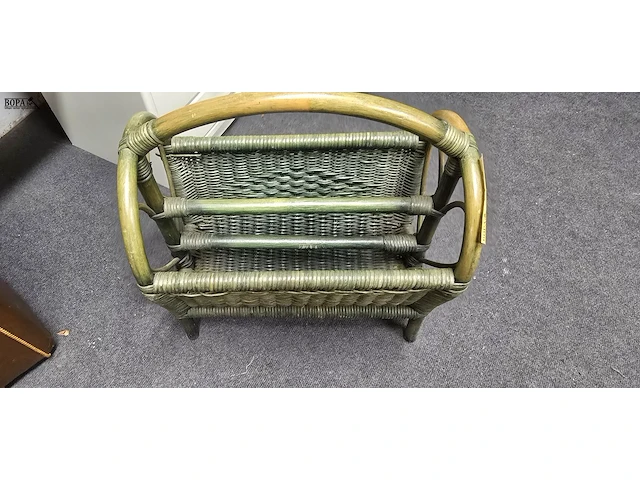 Lot 109 - rotan vintage krantenrek groen - afbeelding 1 van  2