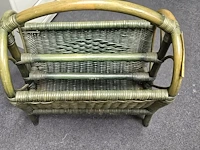 Lot 109 - rotan vintage krantenrek groen - afbeelding 1 van  2