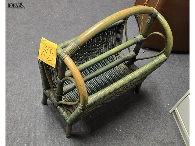 Lot 109 - rotan vintage krantenrek groen - afbeelding 2 van  2