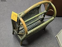 Lot 109 - rotan vintage krantenrek groen - afbeelding 2 van  2