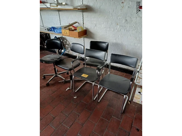 Lot 1093 - vintage stoelen zwart. 5 stuks - afbeelding 1 van  4