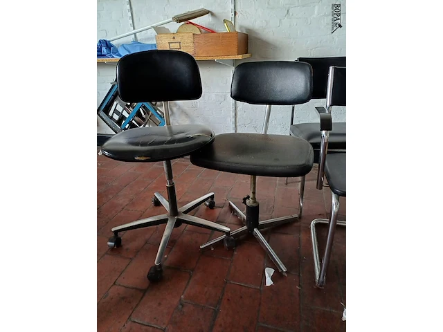 Lot 1093 - vintage stoelen zwart. 5 stuks - afbeelding 2 van  4