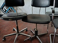 Lot 1093 - vintage stoelen zwart. 5 stuks - afbeelding 2 van  4