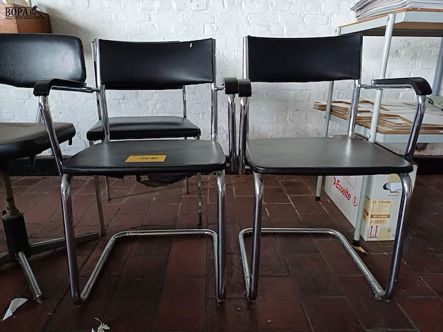 Lot 1093 - vintage stoelen zwart. 5 stuks - afbeelding 3 van  4