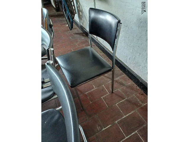 Lot 1093 - vintage stoelen zwart. 5 stuks - afbeelding 4 van  4