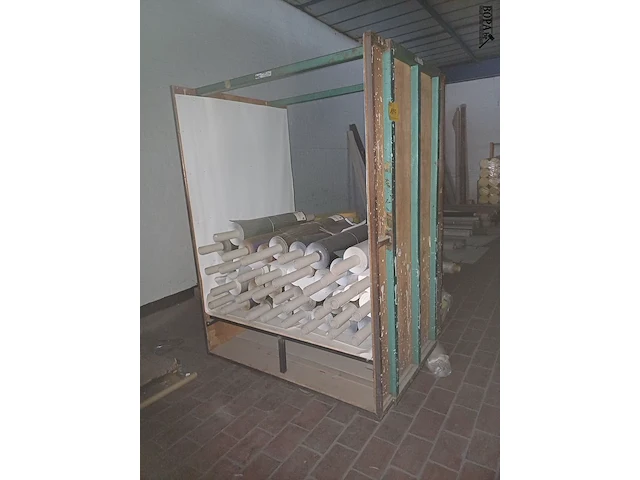 Lot 1097 - metalen transportkar met inhoud - afbeelding 1 van  4