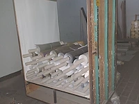 Lot 1097 - metalen transportkar met inhoud - afbeelding 1 van  4
