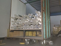 Lot 1097 - metalen transportkar met inhoud - afbeelding 2 van  4