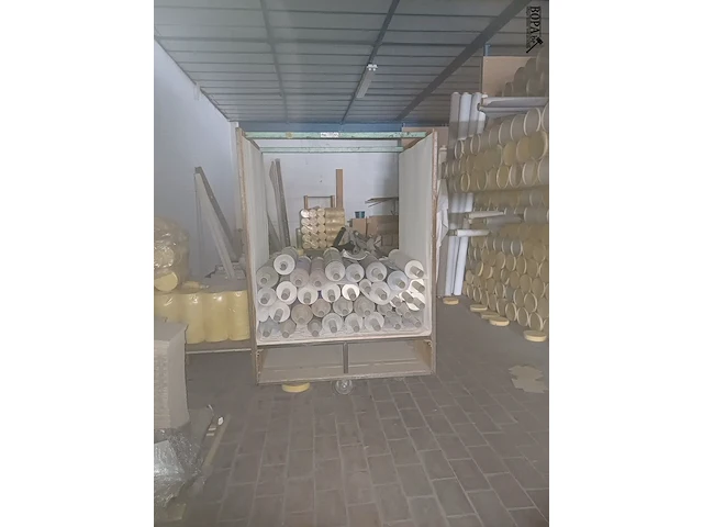 Lot 1097 - metalen transportkar met inhoud - afbeelding 4 van  4