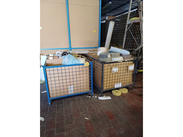 Lot 1098 - metalen stapelcontainer. 2 stuks - afbeelding 1 van  3
