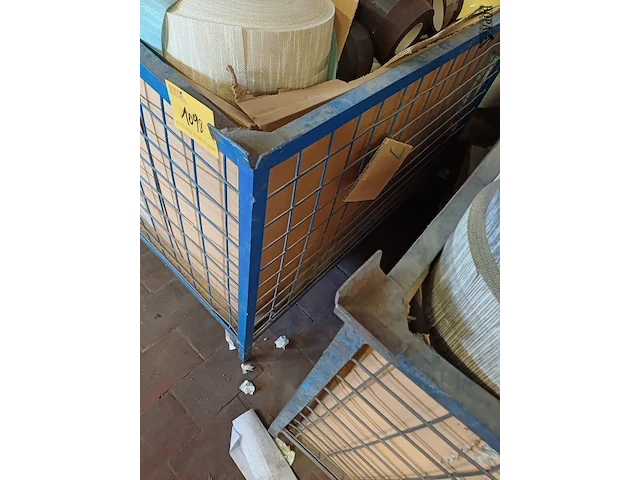 Lot 1098 - metalen stapelcontainer. 2 stuks - afbeelding 3 van  3