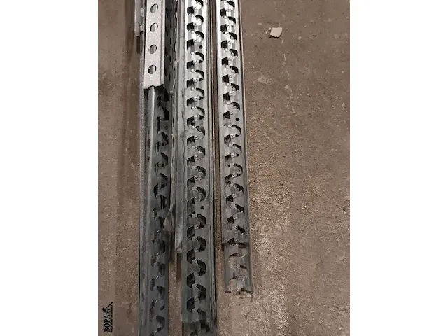 Lot 11 - aluminium en kunststof pleisterprofielen. ca 30 stuks - afbeelding 3 van  4