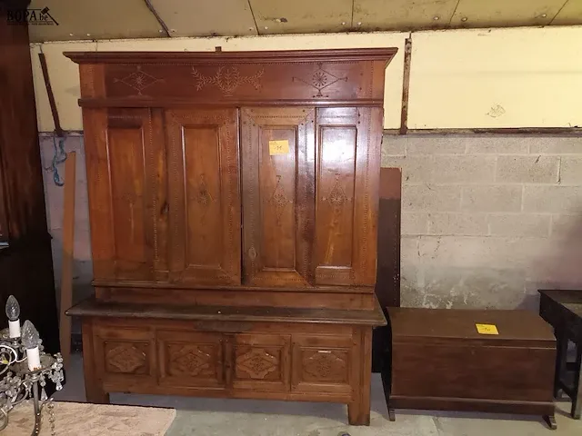 Lot 11 - antieke kast met schuifdeuren - afbeelding 1 van  7