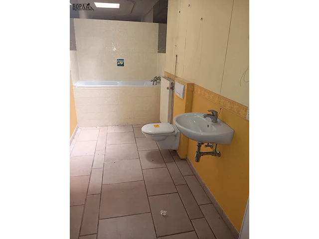 Lot 11 - bad, toilet en lavabo - afbeelding 1 van  5