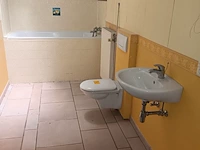 Lot 11 - bad, toilet en lavabo - afbeelding 1 van  5