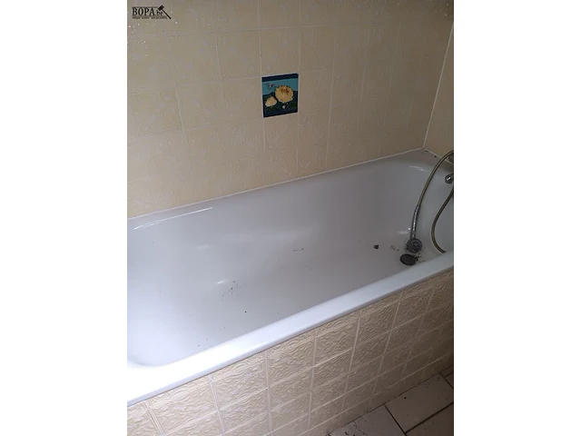 Lot 11 - bad, toilet en lavabo - afbeelding 2 van  5